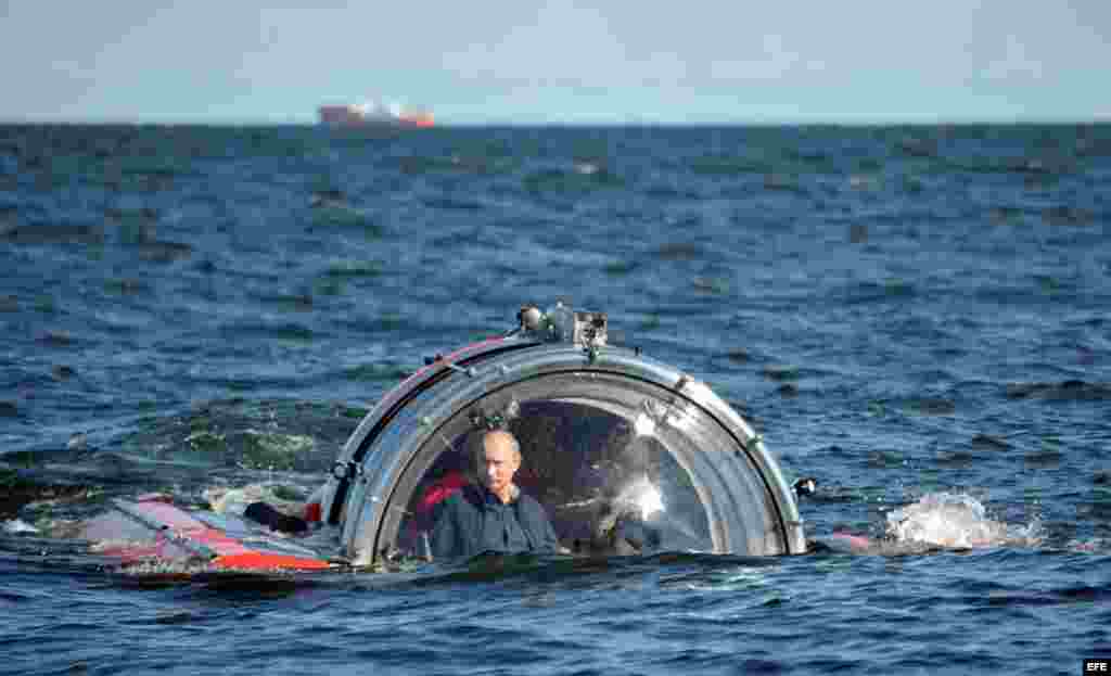 El presidente ruso Vladimir Putin viaja en un batiscafo llamado "C Explorer 5" en las aguas del Golfo de Finlandia, región de Leningrado, Rusia. EFE/Alexei Nikolsky/Ria Novosti/Krem