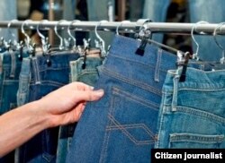 El gobierno prohibió a fines del 2013 la venta de artículos importados, pero el negocio sigue (foto A.C.San Martín).